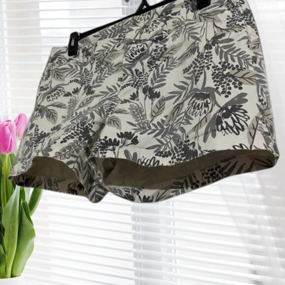 Old Navy Pixie Shorts Size 12 Regular Gray & White Floral Print Stretch Cotton - Picture 4 of 12